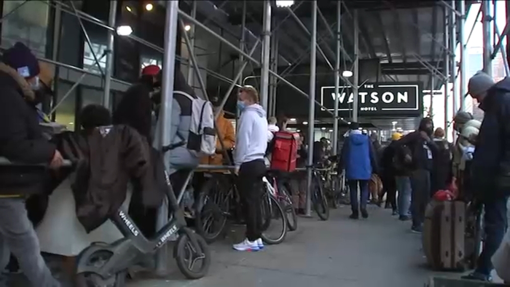 Migrants continue to camp out in front of hotel in Hell's Kitchen