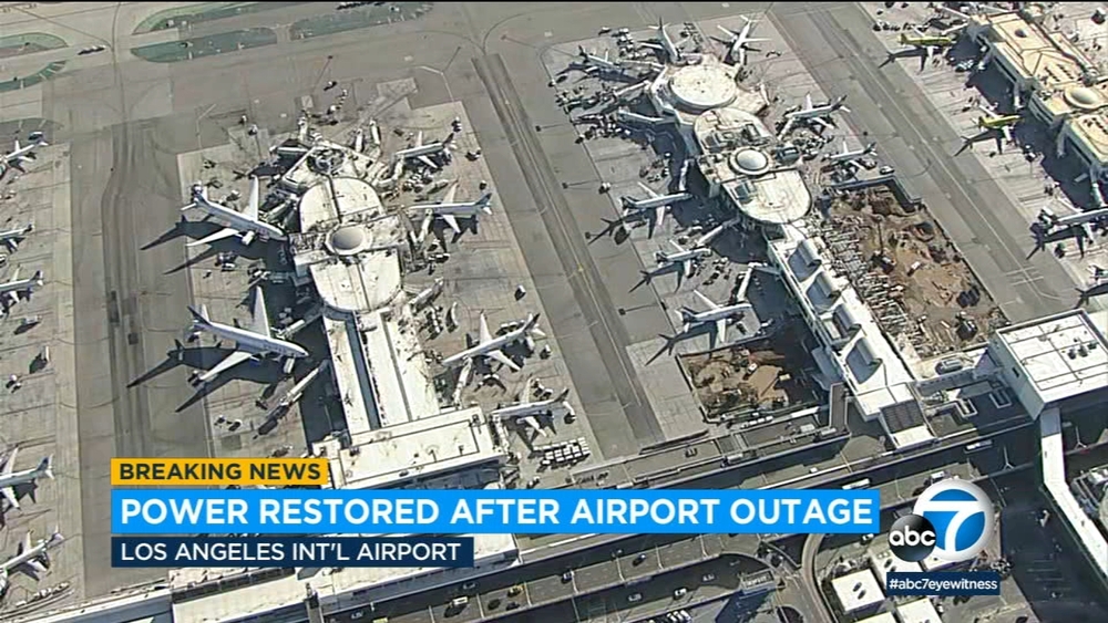 Power restored at LAX after brief outage disrupts passenger screening