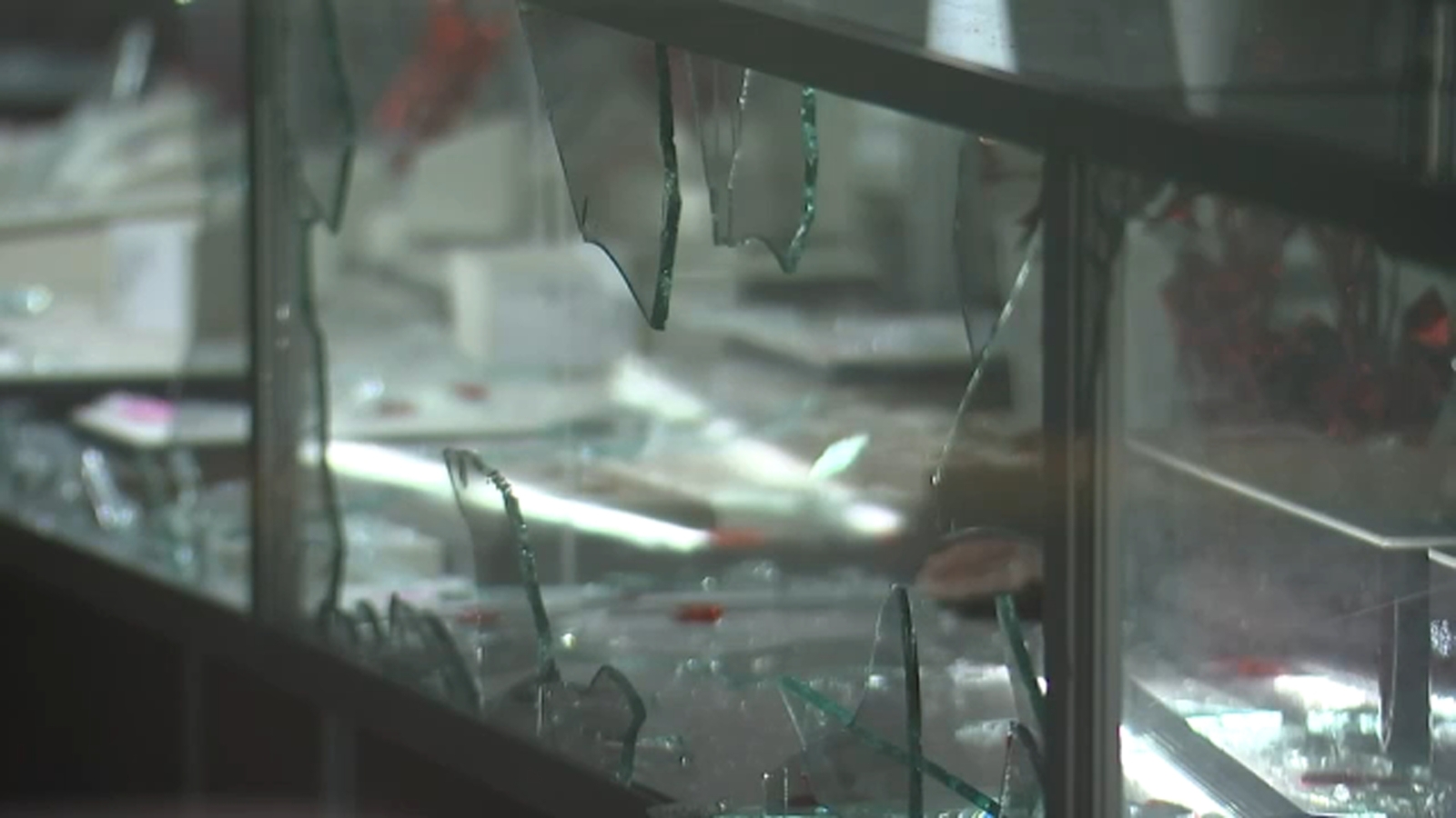 Woman, group of men rob jewelry store in Smithtown, Long Island - ABC7 ...