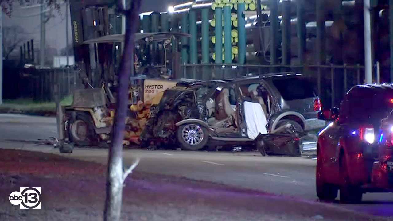 2 people killed when SUV slams into forklift at high speed, HPD says