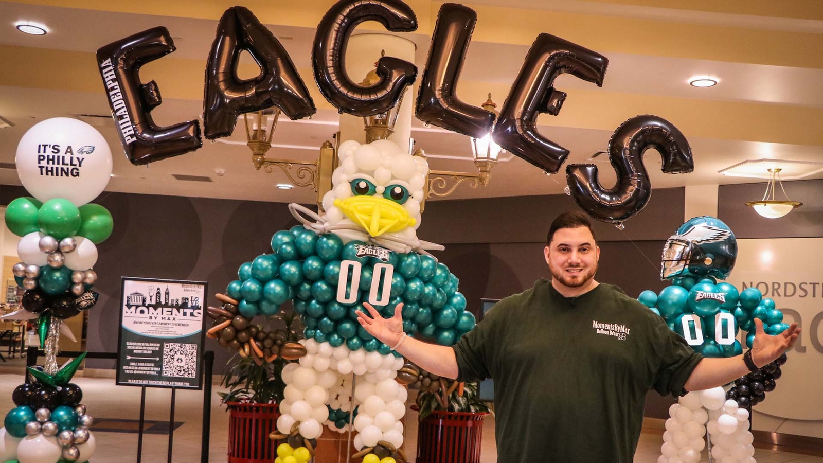 Balloon artist crafts Eagles tribute at Willow Grove Park Mall 6abc
