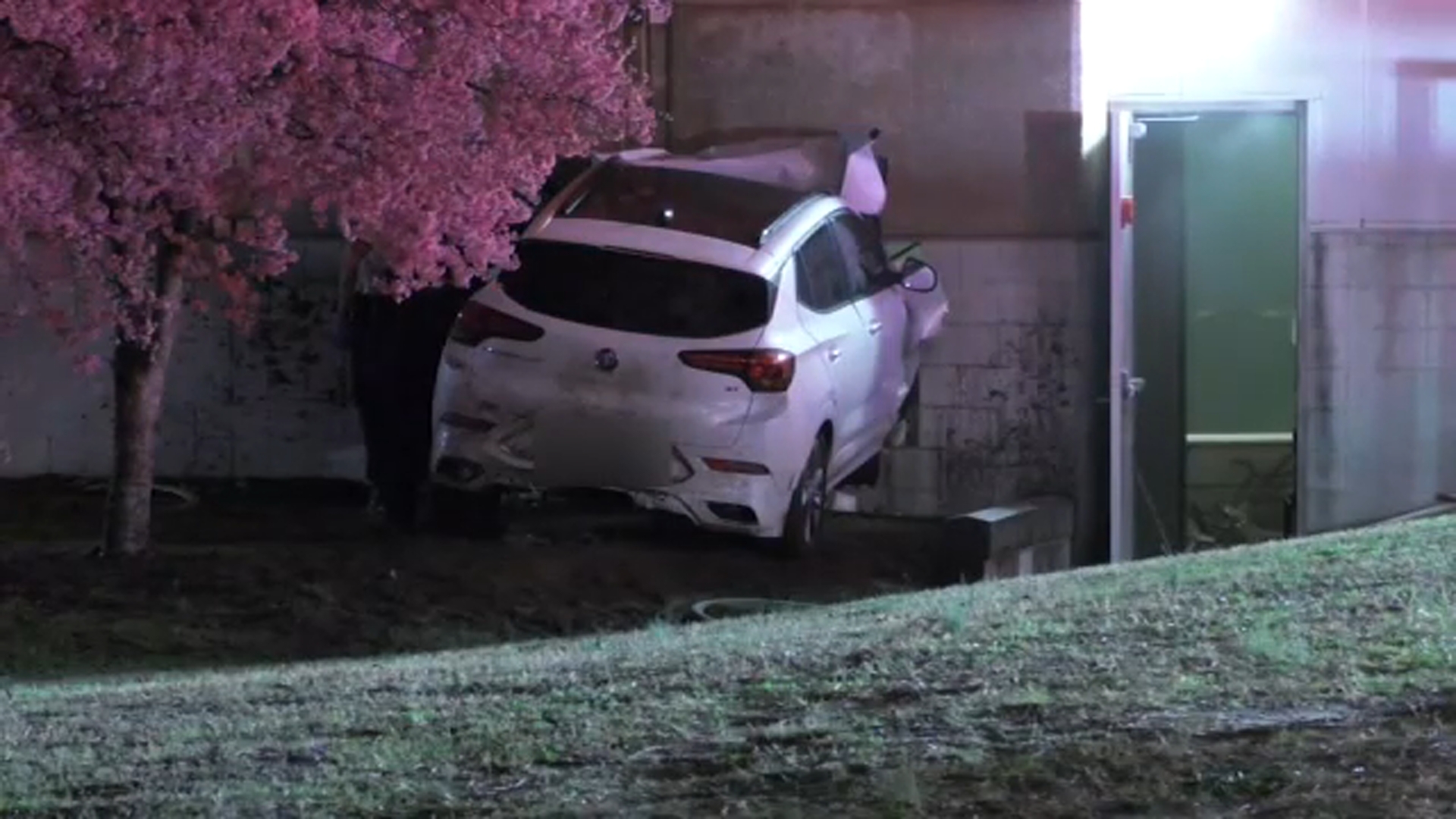 Car crashes into museum in Fayetteville