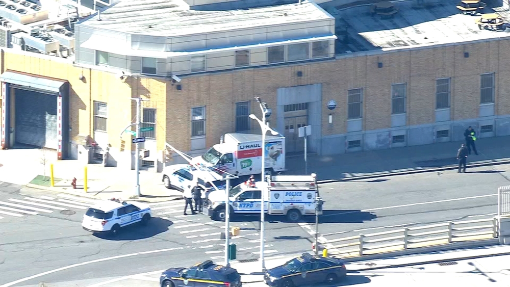 Police arrest man in U-Haul for allegedly hitting pedestrians in Brooklyn