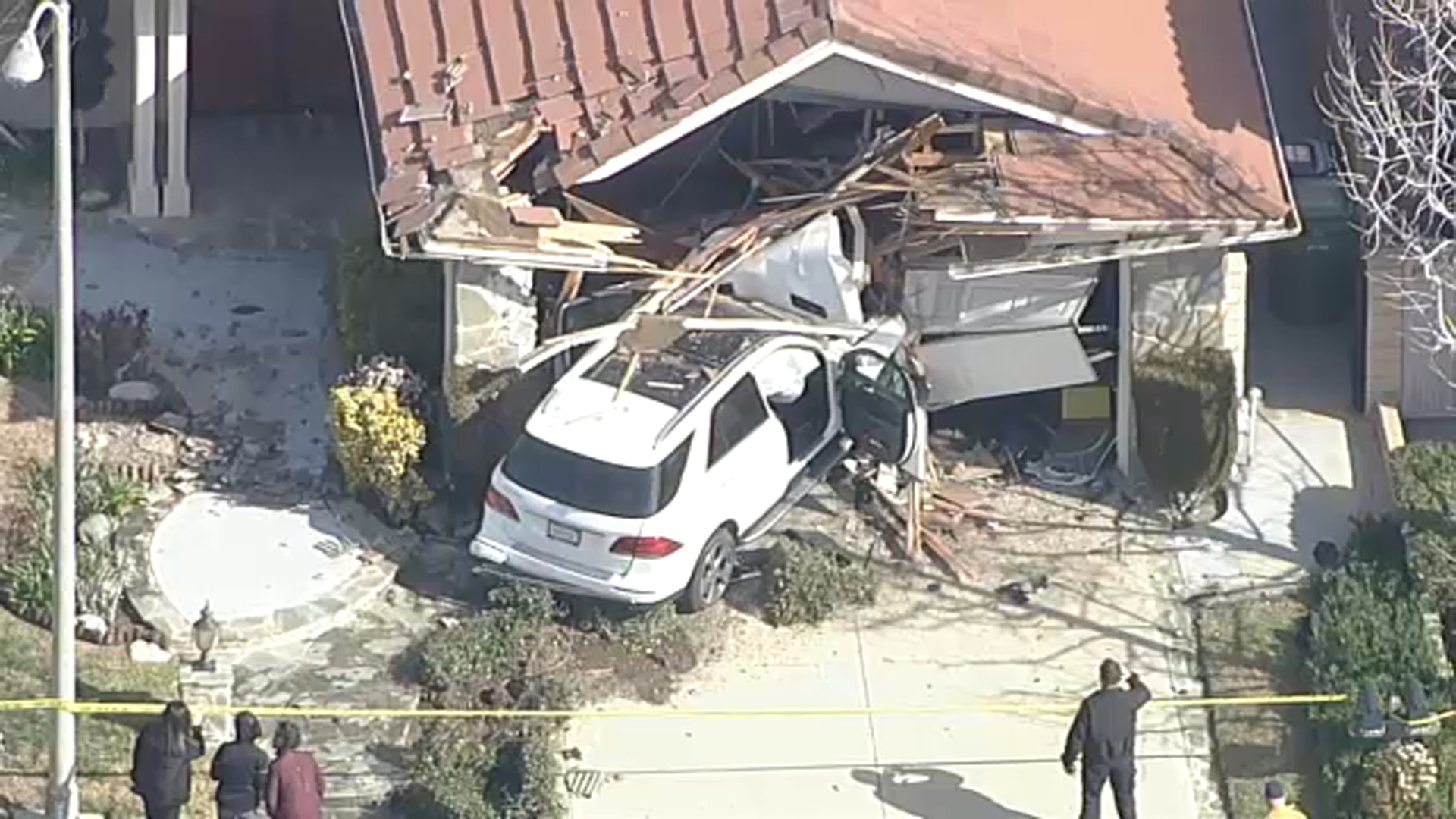 Conductor choca contra una casa en Porter Ranch