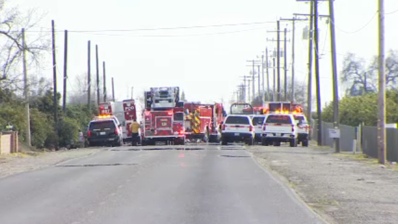 3 dead, 3 injured in car crash near Orange Cove, CHP says