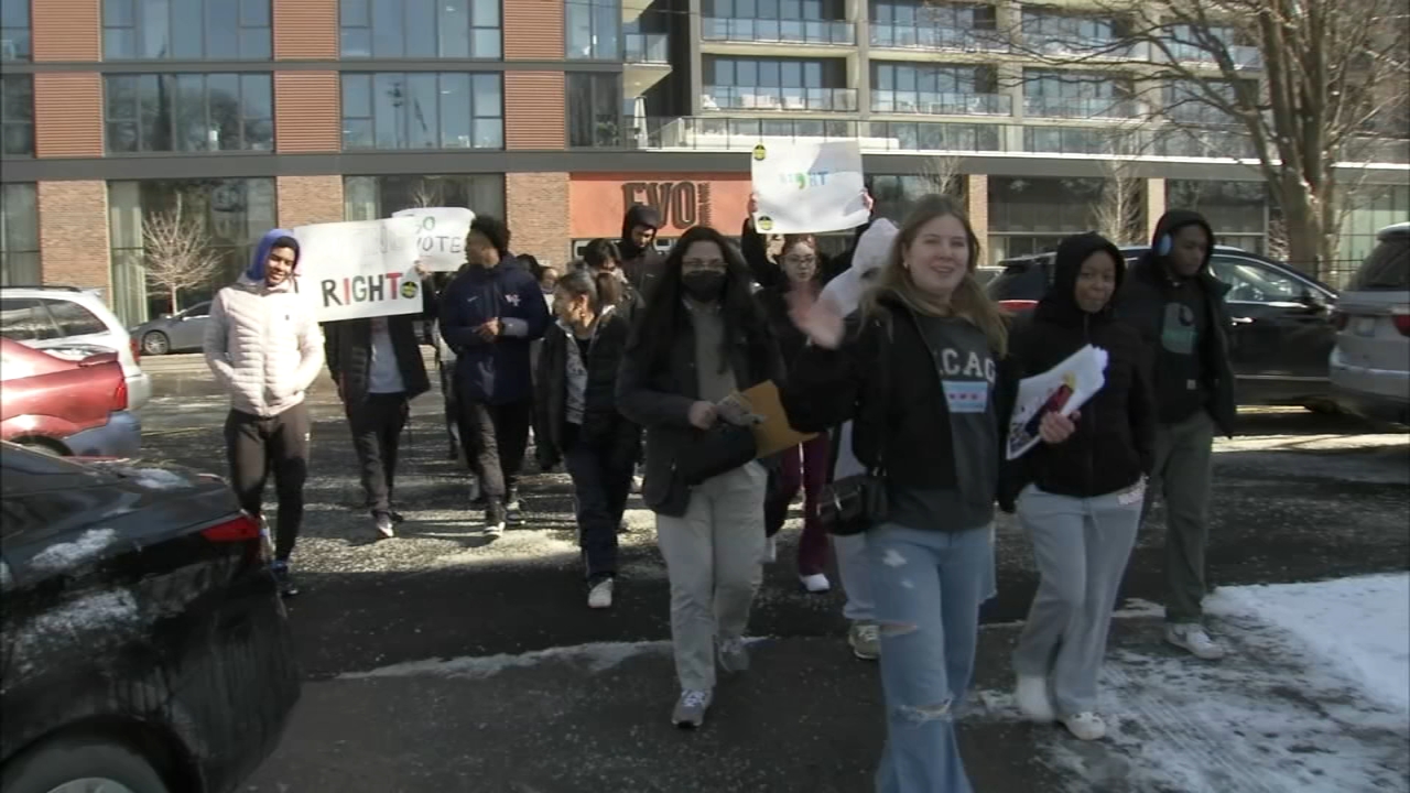 Chicago high school students lead parade to the polls to early vote