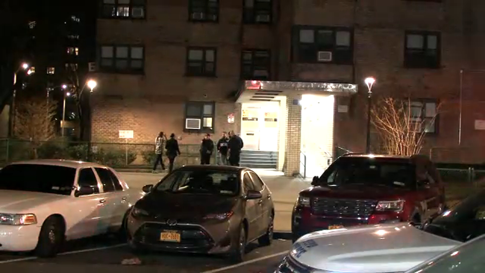 Police search for gunman who shot a man in the back in Manhattan