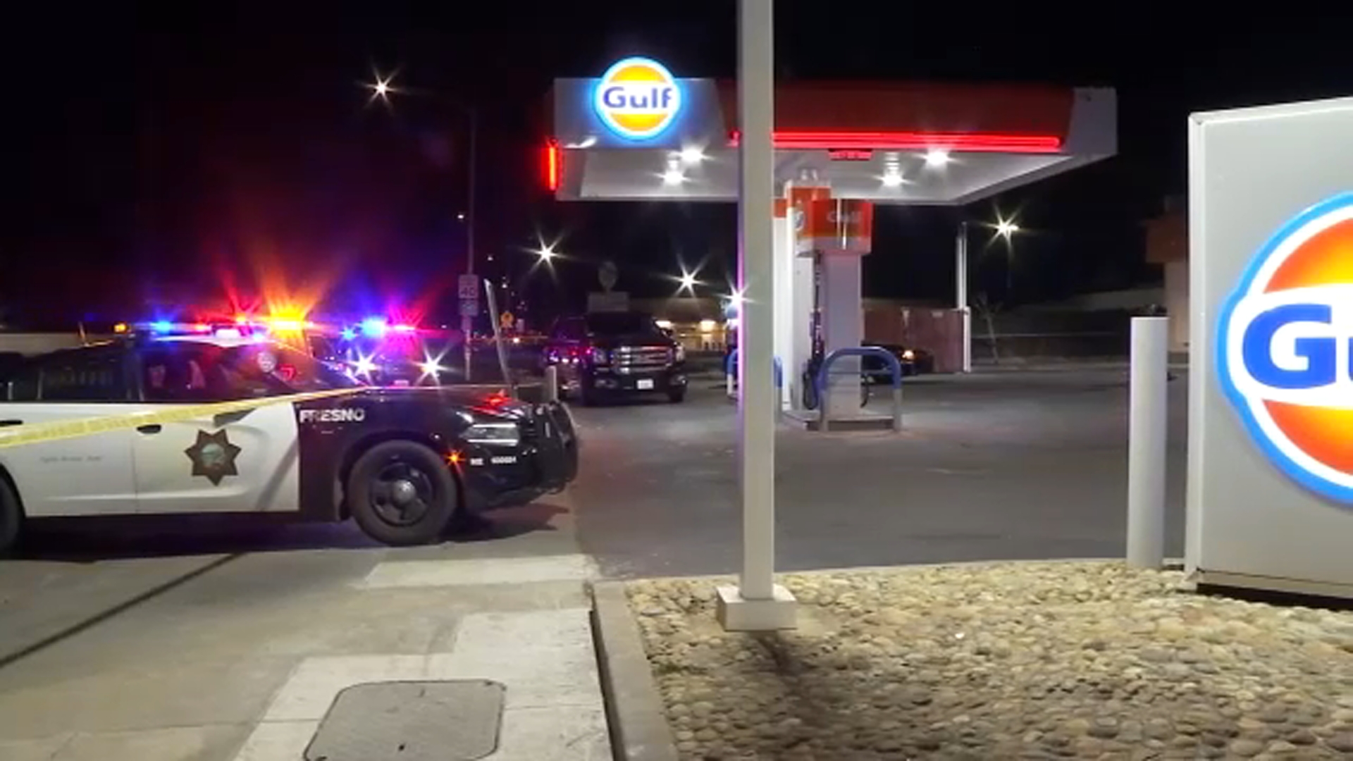 Convenience store clerk shot while being robbed in central Fresno: PD