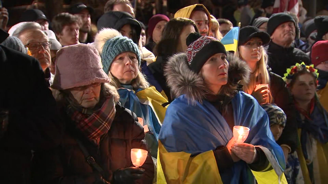 Hundreds gather in Chicago to mark 1 year since Russia invaded Ukraine