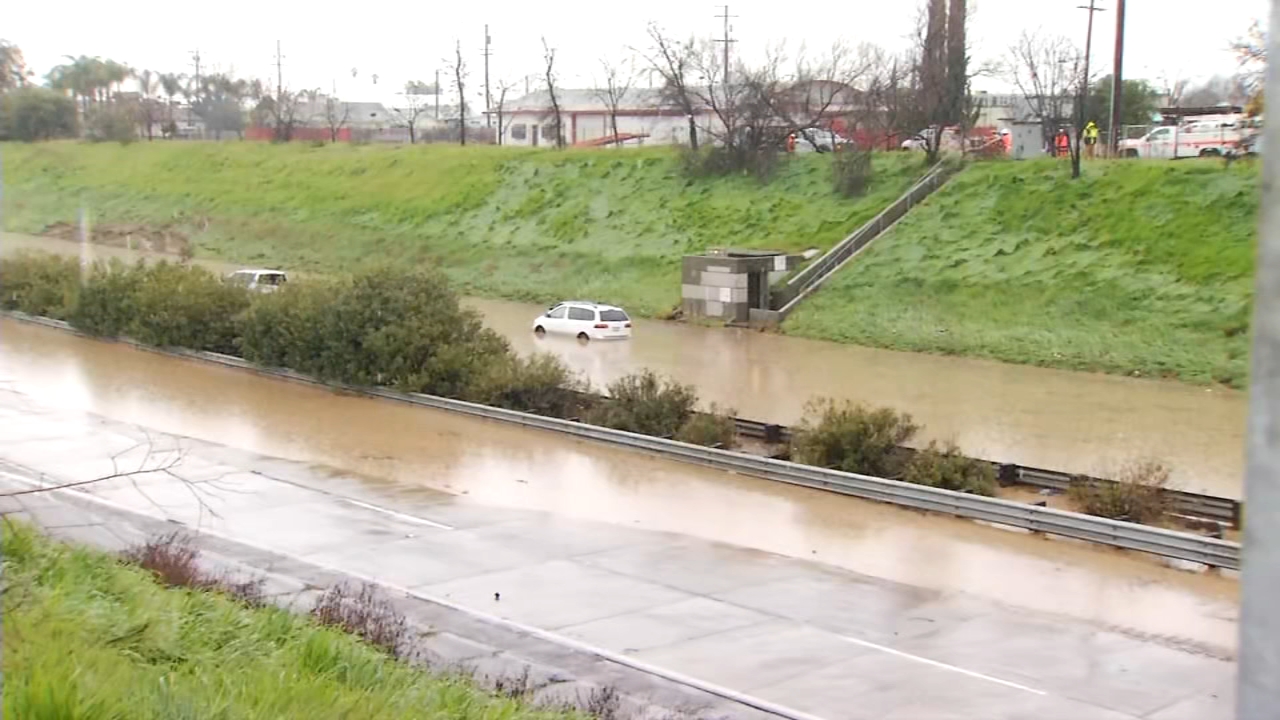 Highway 99 at Avenue 96 in Pixley shutdown due to flooding