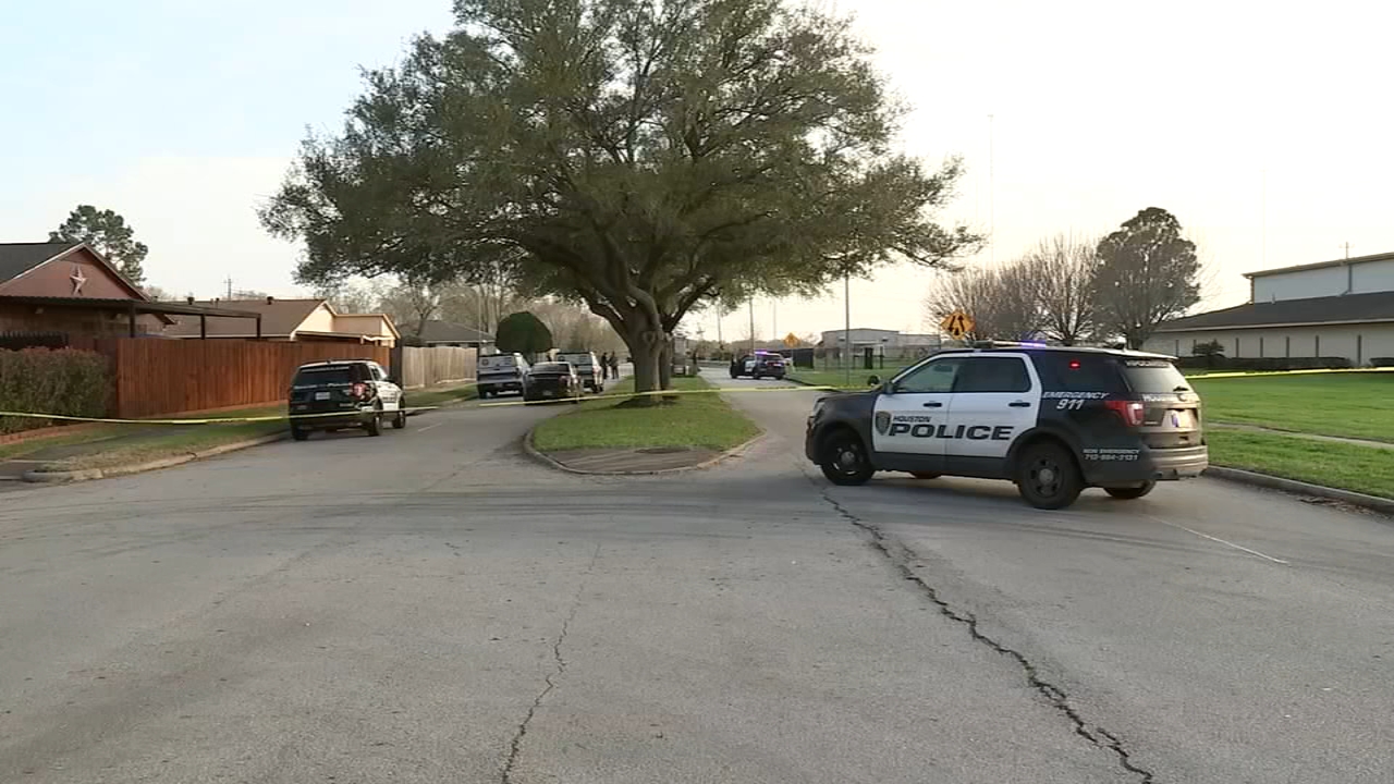 Man found dead in middle of Fort Bend County neighborhood