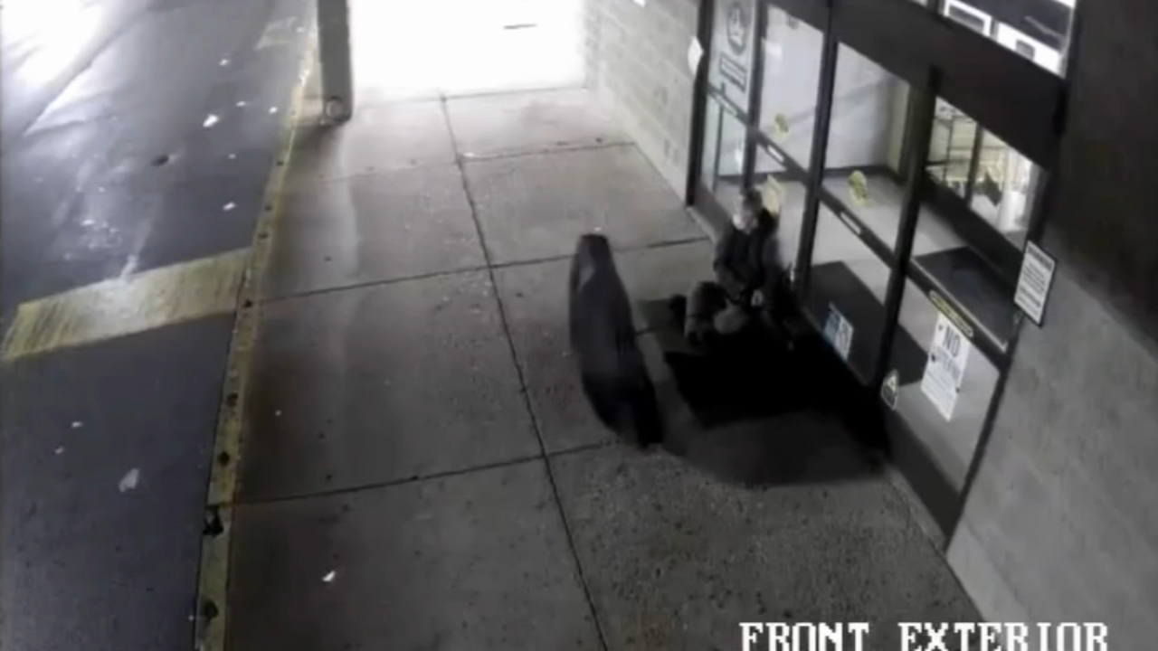Suspect seen fumbling with umbrella during Philadelphia burglary
