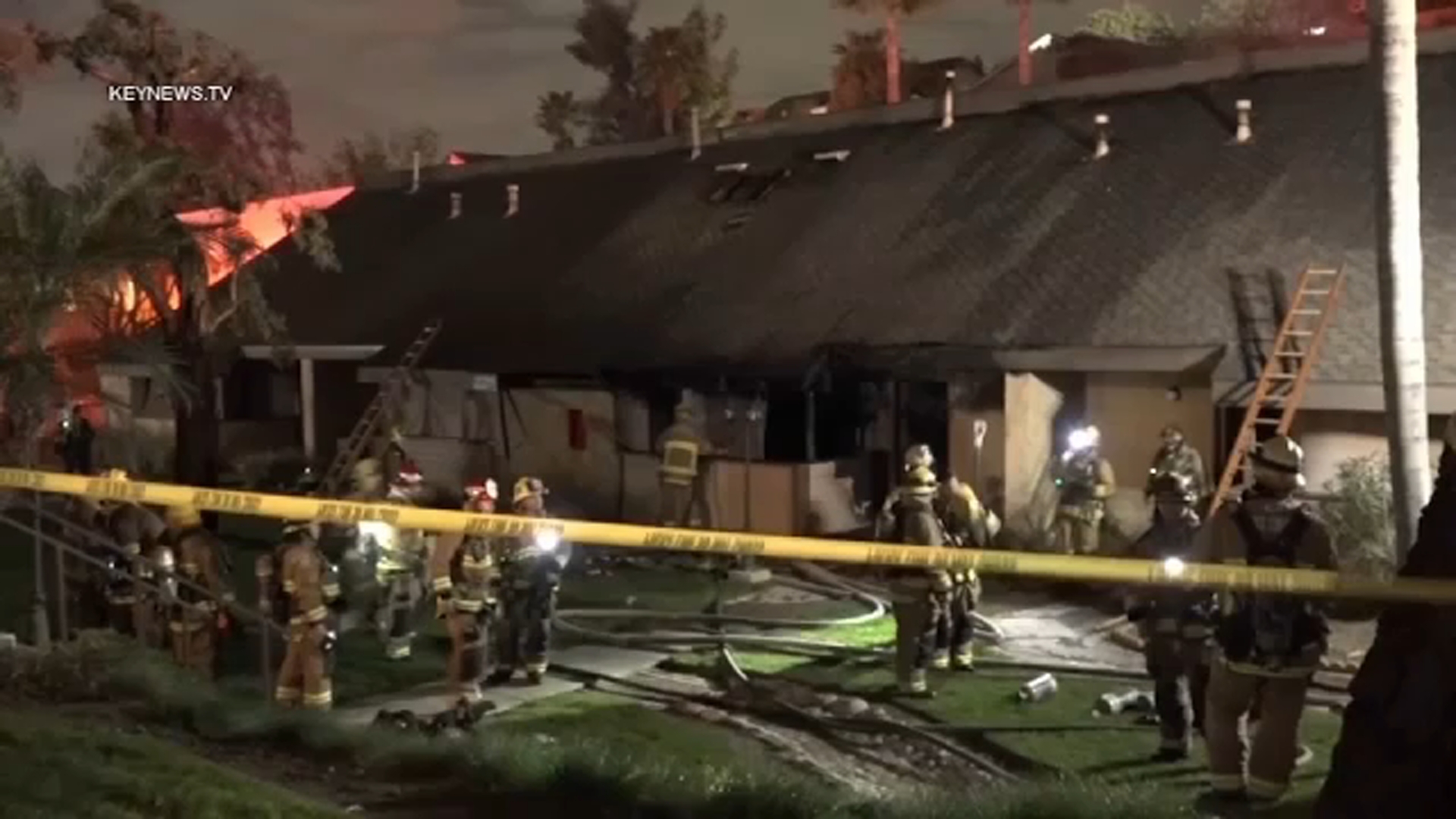 Mujer y 2 niños mueren tras incendio en un apartamento de West Covina