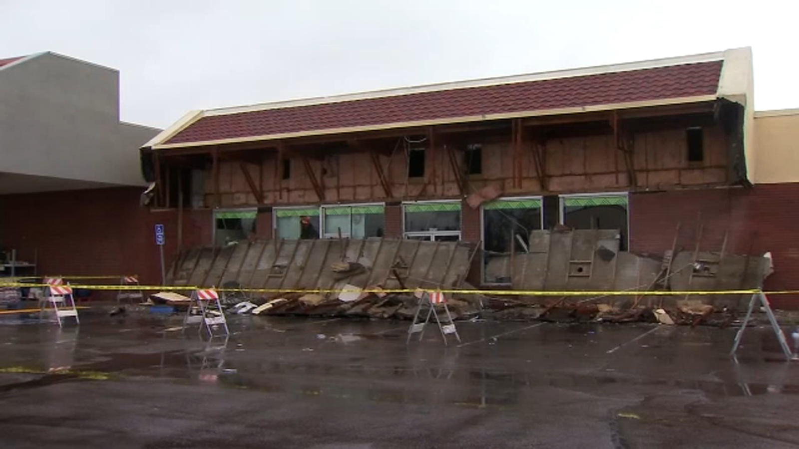 Part of Dollar Tree building collapses, falls on cars in Sanger as