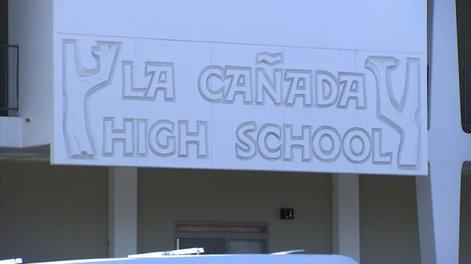 La Cañada High School cierra campus por fuga de químicos en piscina ABC7 Los Angeles
