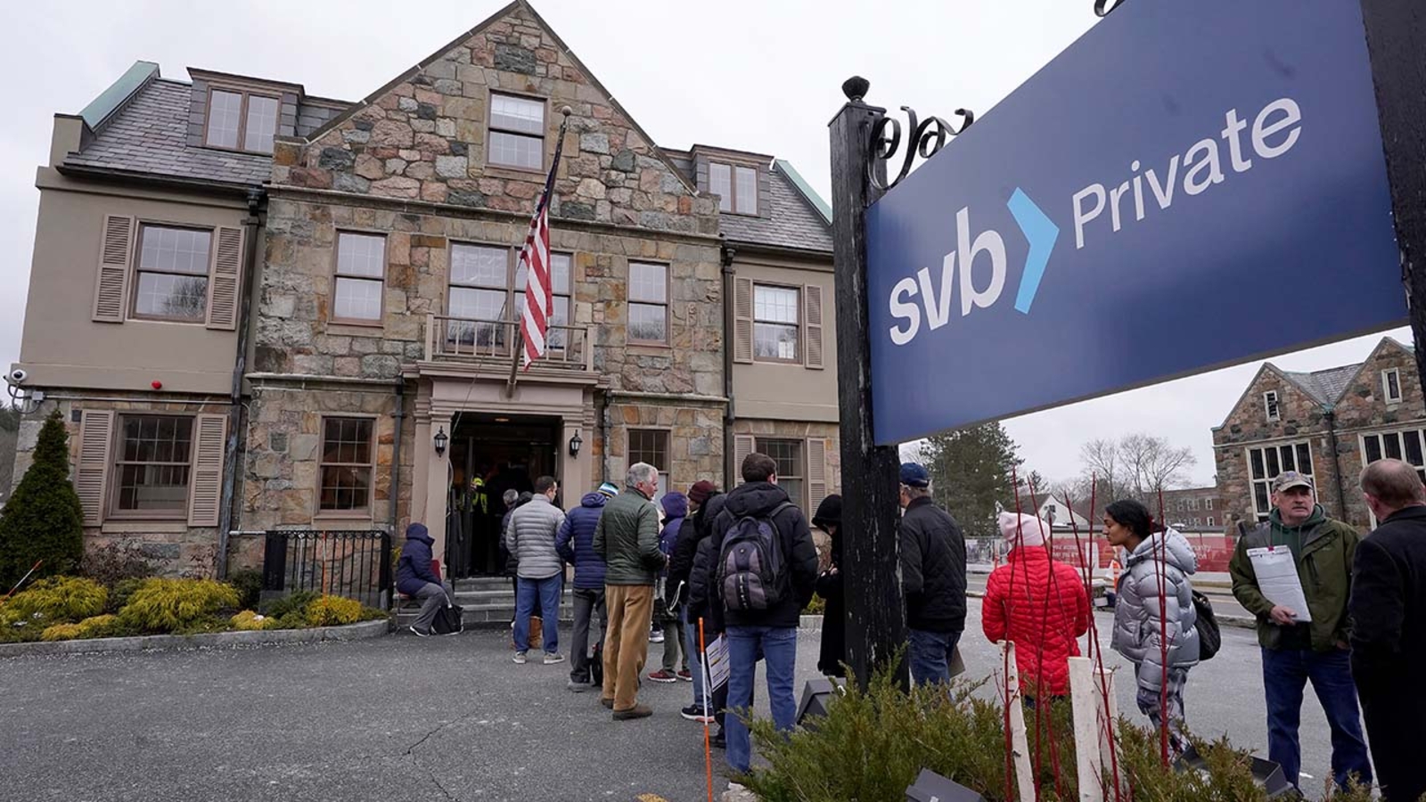 Silicon Valley Bank collapse: Failure of 2 banks spark customer ...