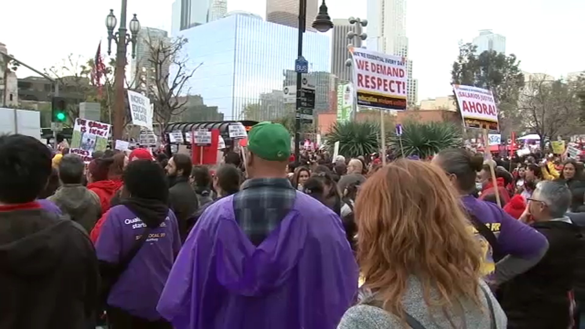 Sindicatos del LAUSD harán huelga, lo que provocará cierre de escuelas