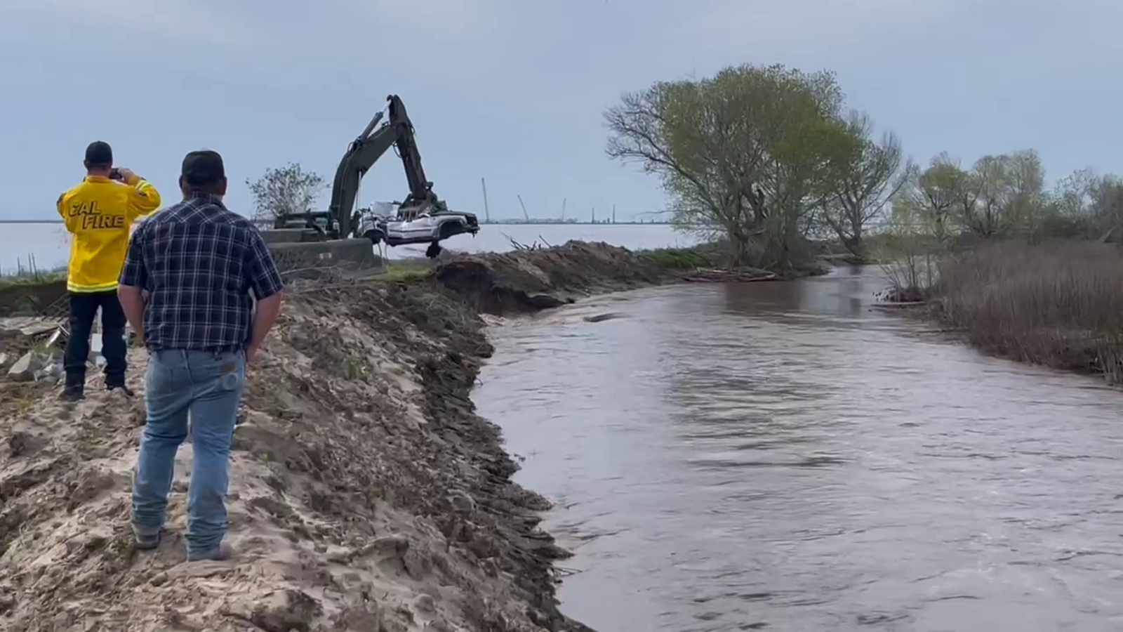 CAL FIRE rushes to fix levee breach threatening Allensworth and Alpaugh communities - Vimarsana News