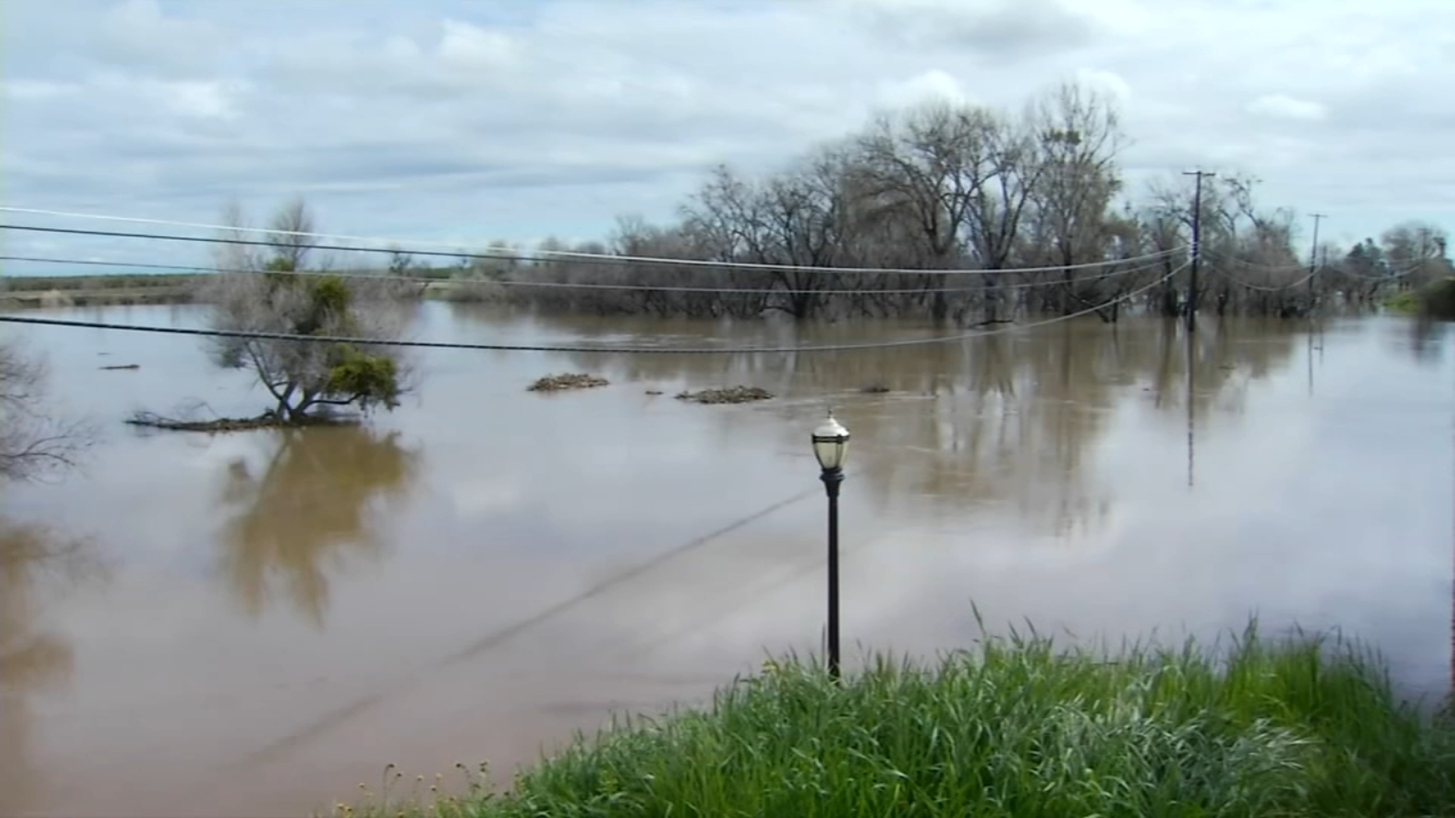 Sandbag barrier along San Joaquin River aims to protect Firebaugh from