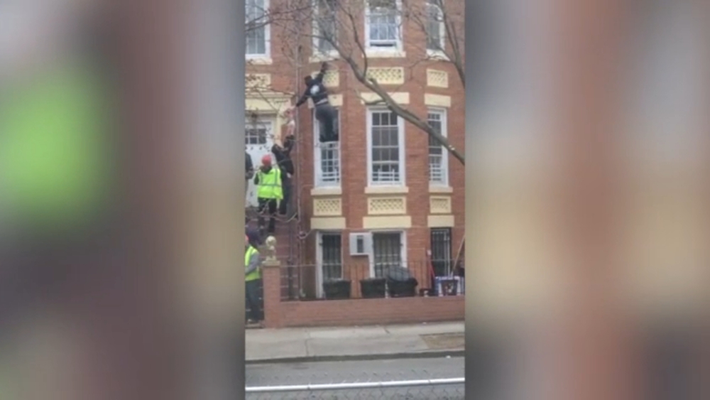 Good Samaritan climbs building to help rescue 3 small children from burning home