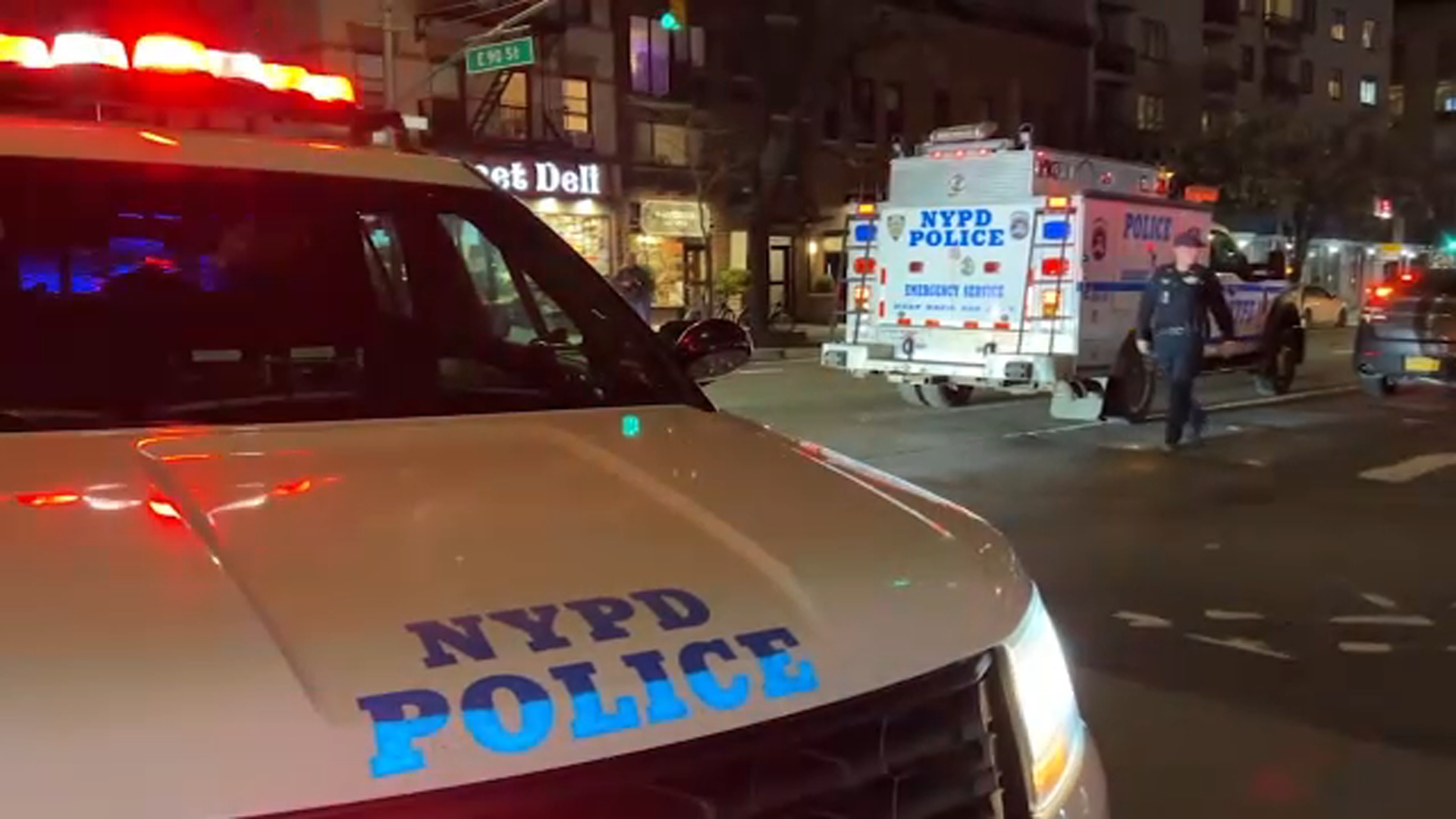 Off-duty NYPD officer punched in face in Manhattan