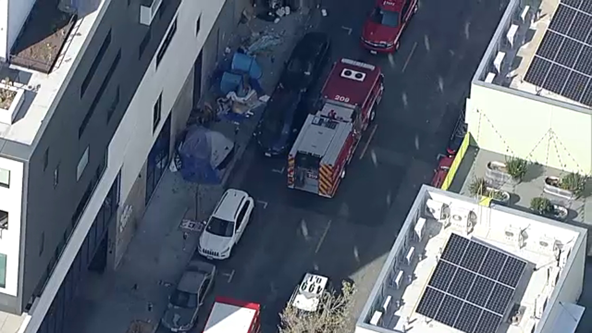 Hallan muertas a 3 personas en el centro de Los Ángeles