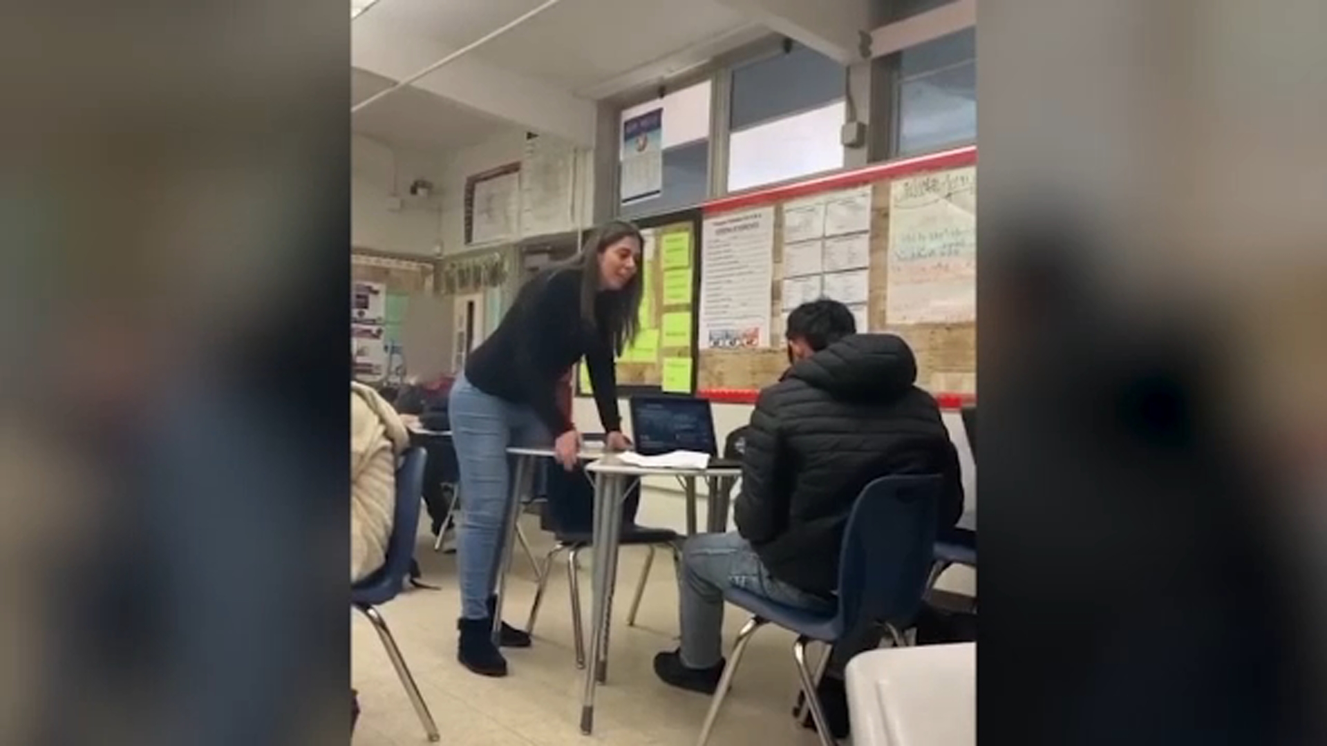 Maestra captada en video repetidamente usando insultos raciales