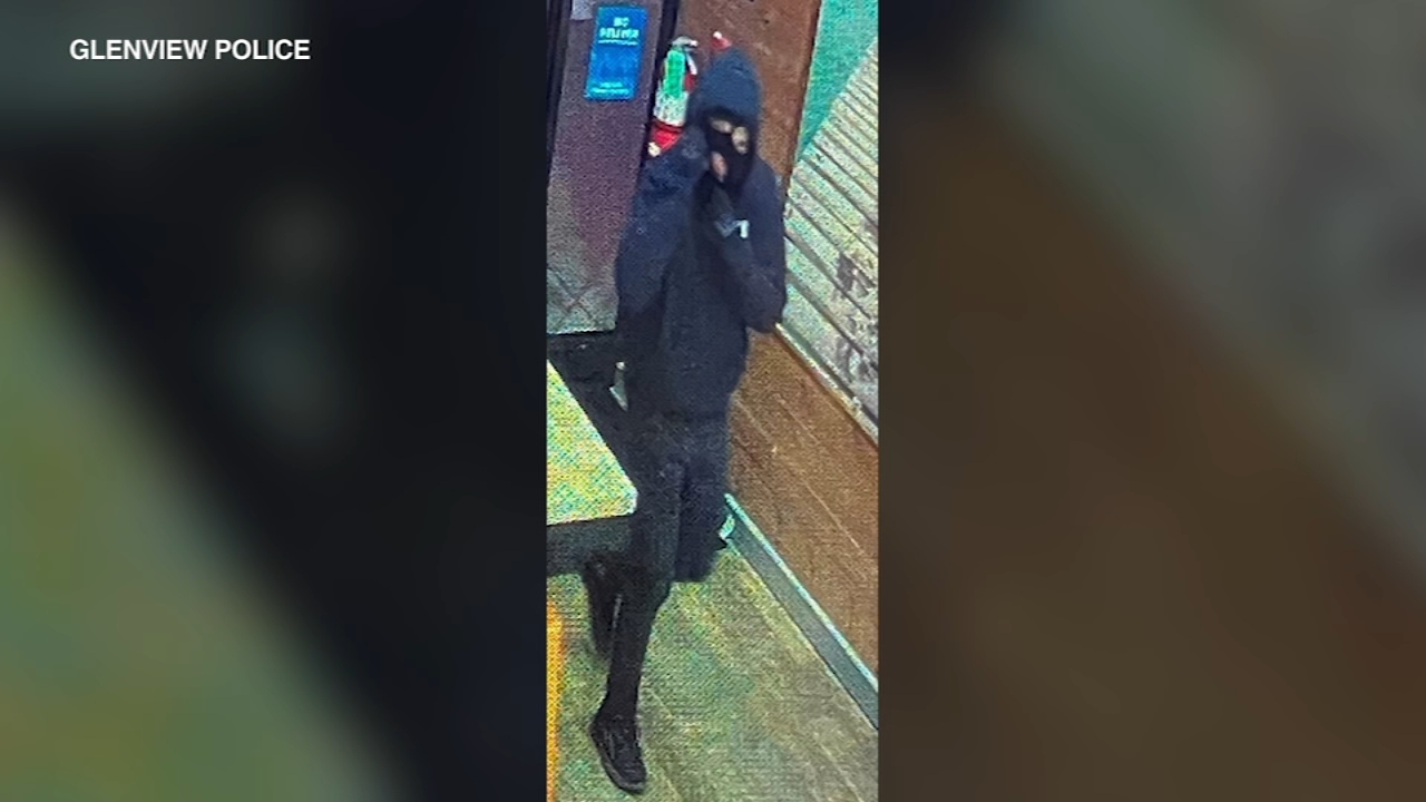 Armed suspect robs North suburban café