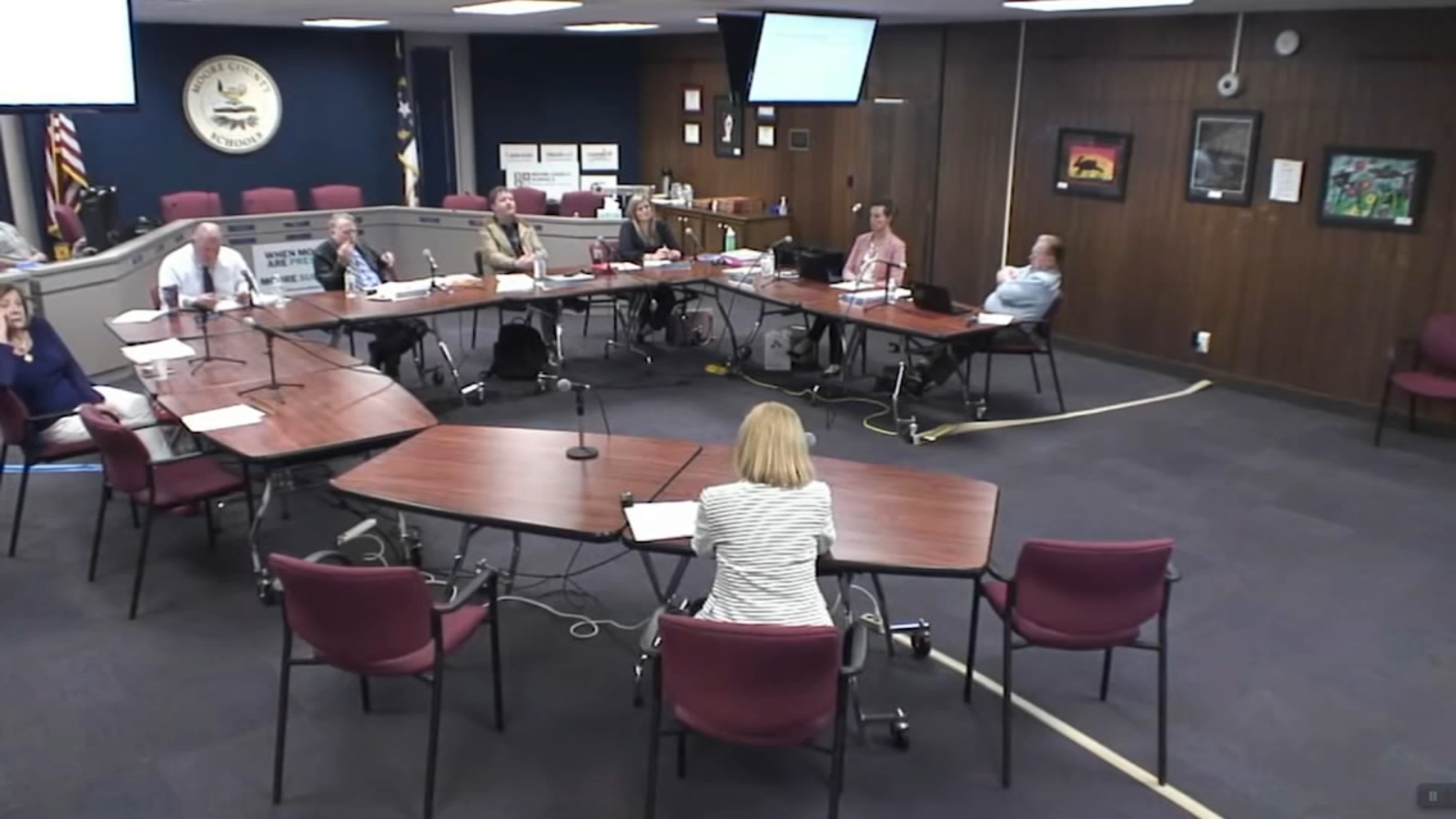 Moore Co. Schools considers ordering teachers to tell parents if students change names, pronouns - Vimarsana News