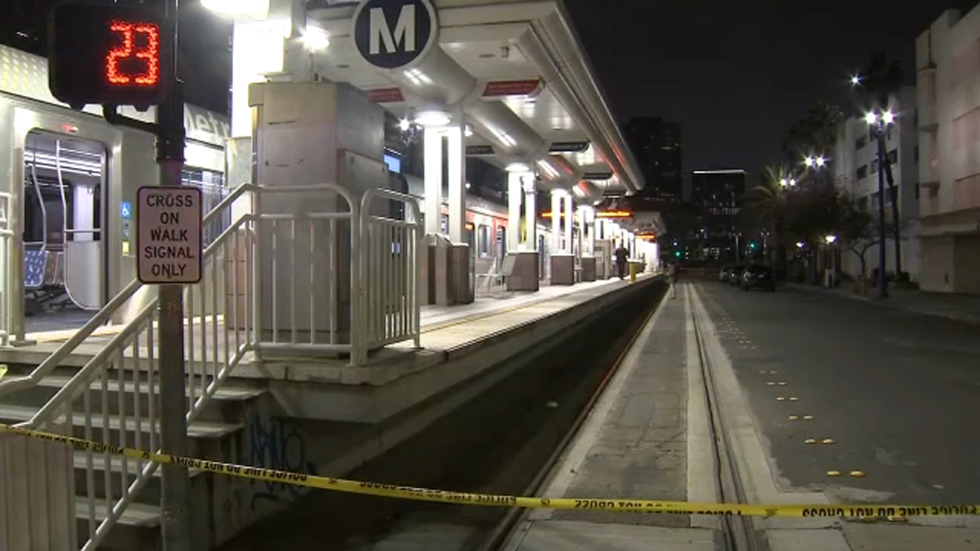 Hombre apuñalado fatalmente a bordo de un tren Metro en Long Beach