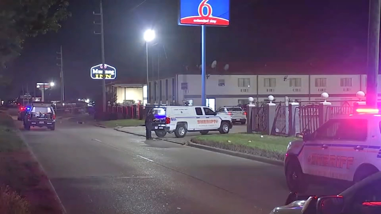 Harris County deputies search for shooter after man found dead on I-10 ...