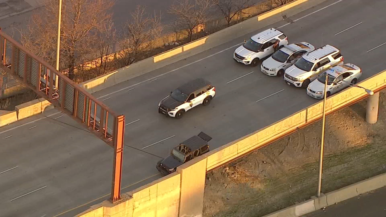Chicago crash: Driver killed after being ejected from Jeep on Dan Ryan Expressway; OB local lanes blocked 31st Street - Vimarsana News