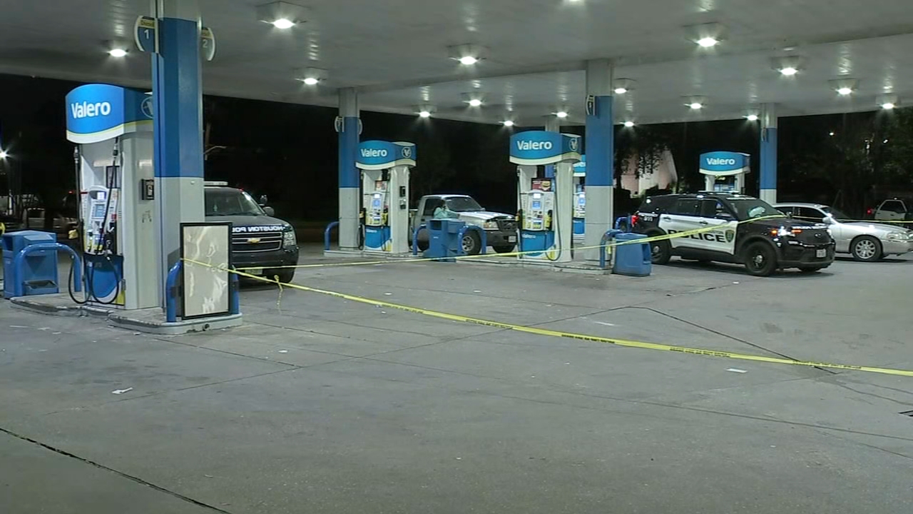 3 suspects shot when shopper opened fire during robbery, HPD says