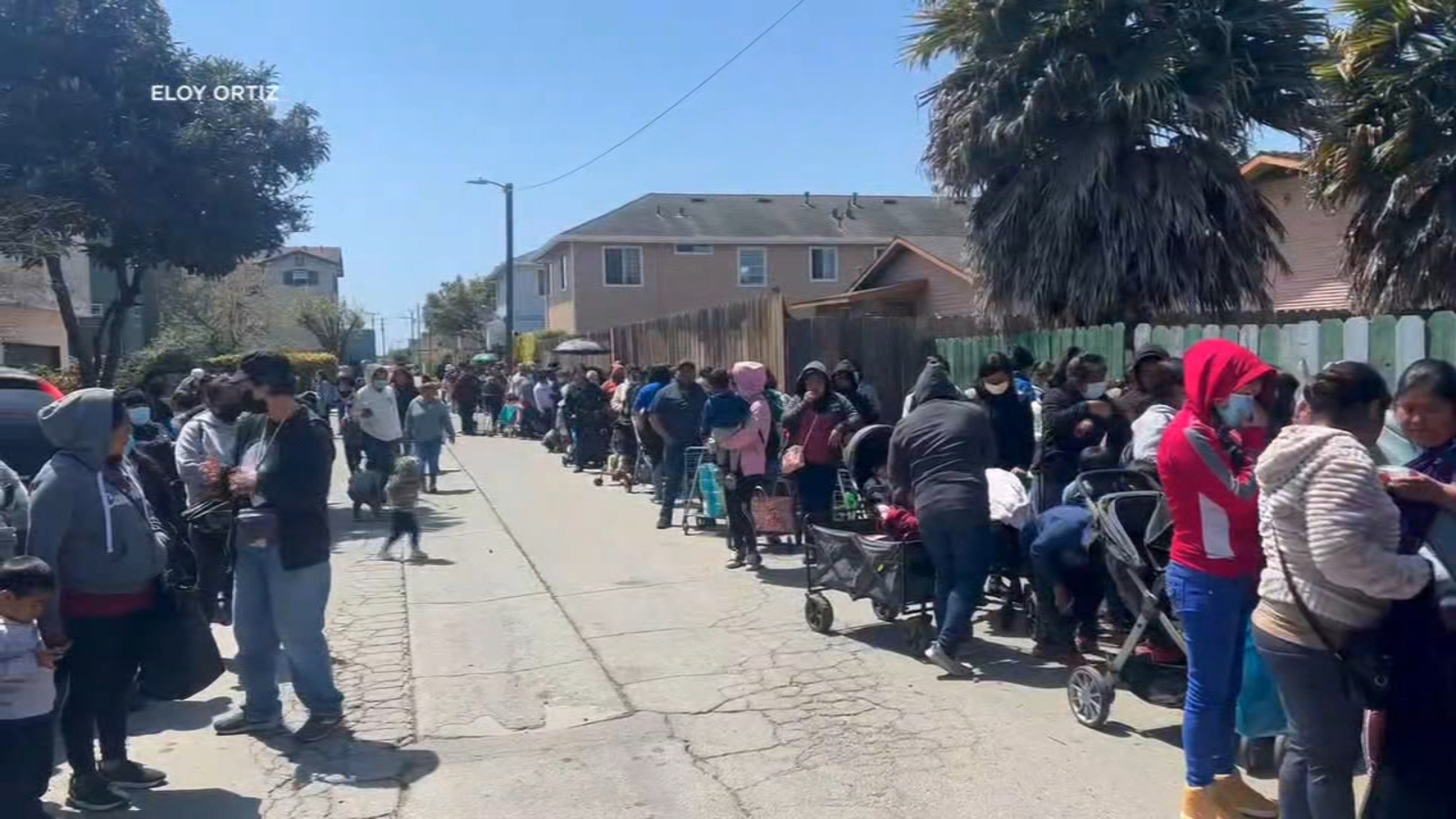 More than 1000 farmworker families show up at food distribution event in Santa Cruz Co