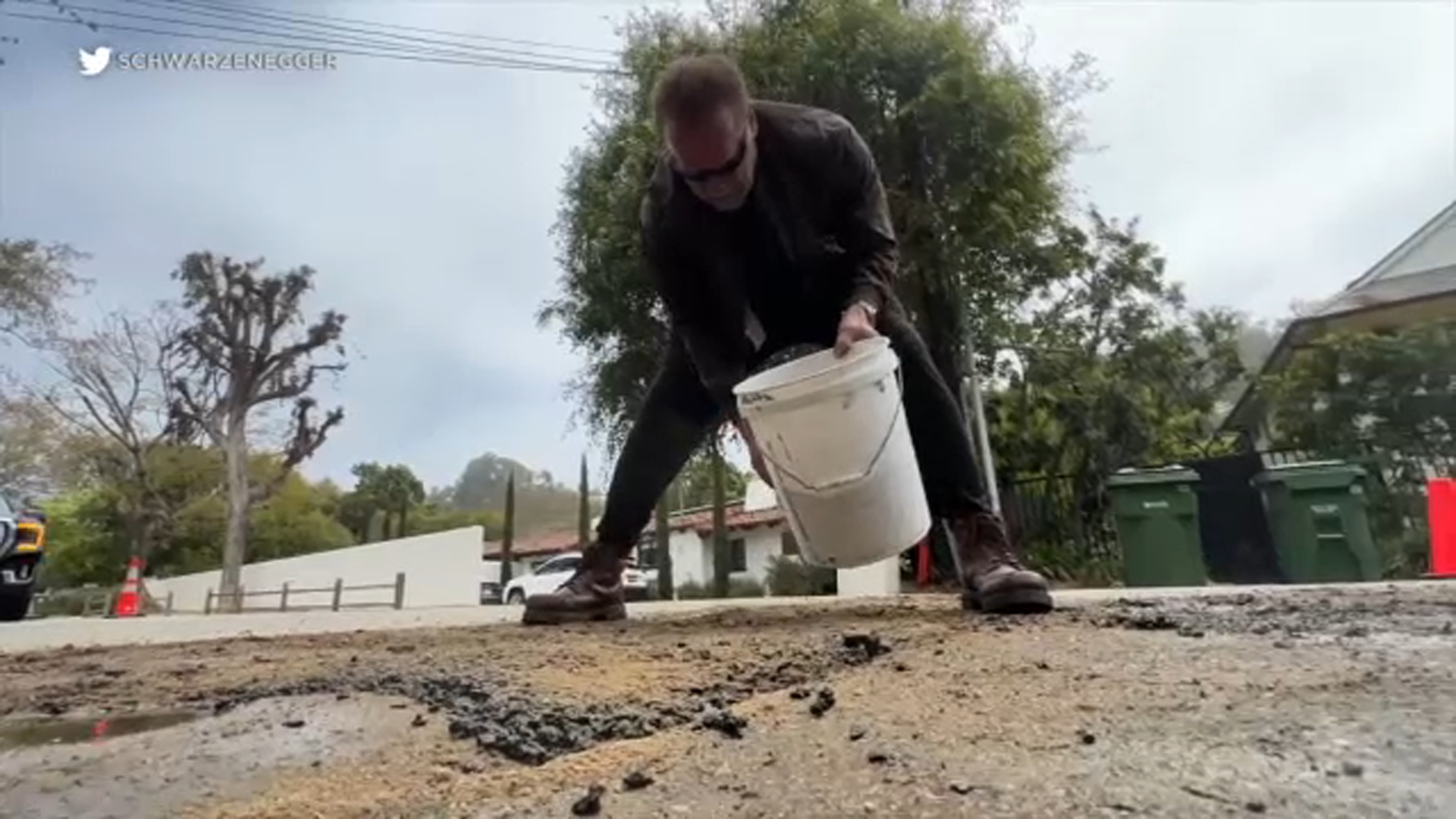 Schwarzenegger crítica a SoCalGas por arreglo viral de un 'bache'