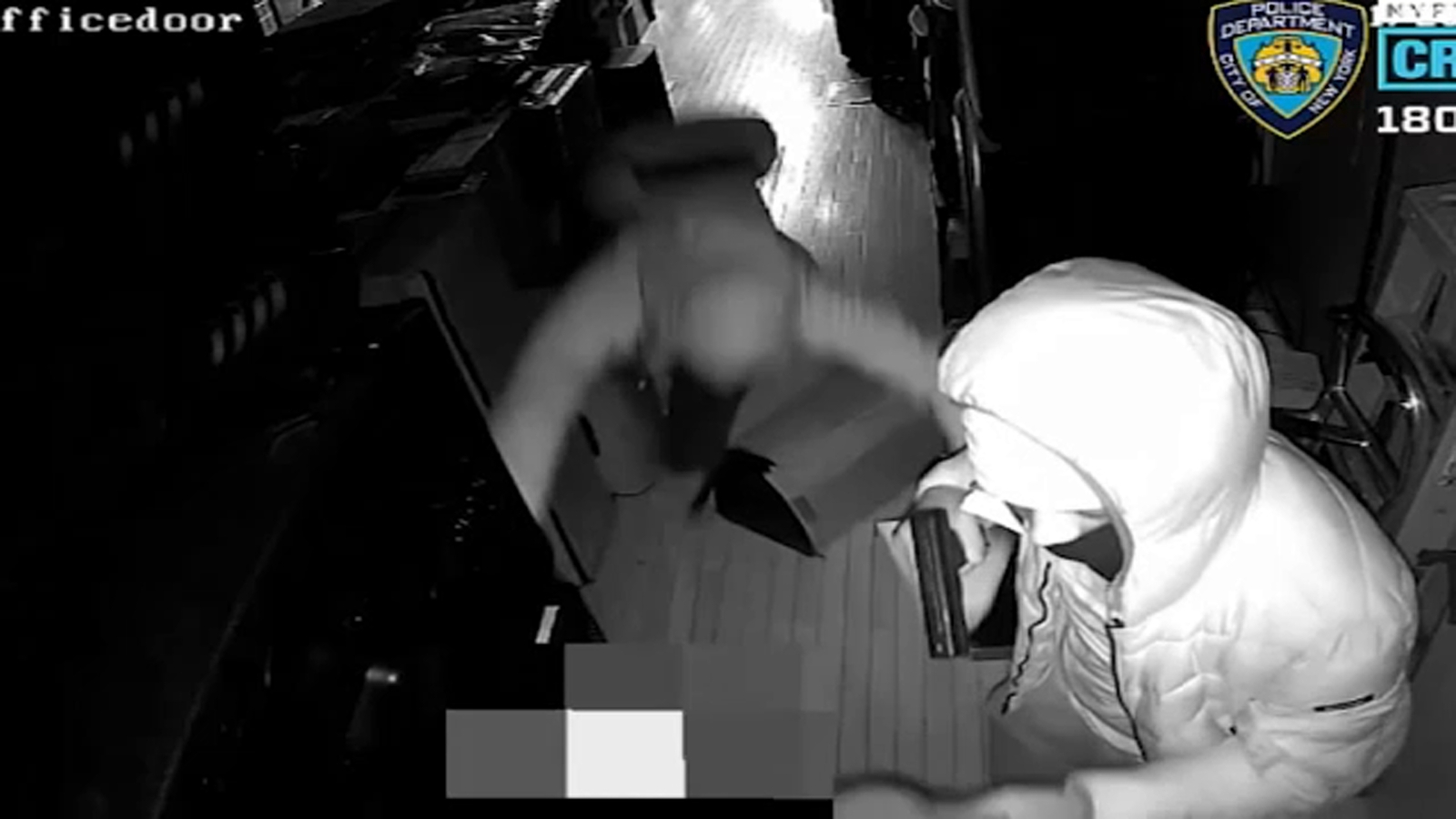 NYC Crime: Accomplice takes a tumble during electronic store gunpoint robbery in SoHo - Vimarsana News