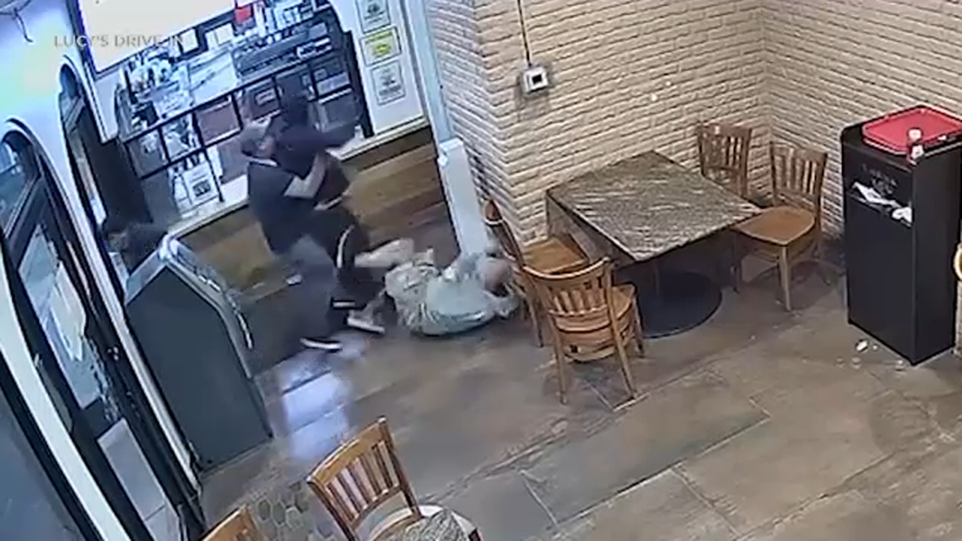 Mid-City: Cliente y empleado de restaurante luchan contra sospechosos