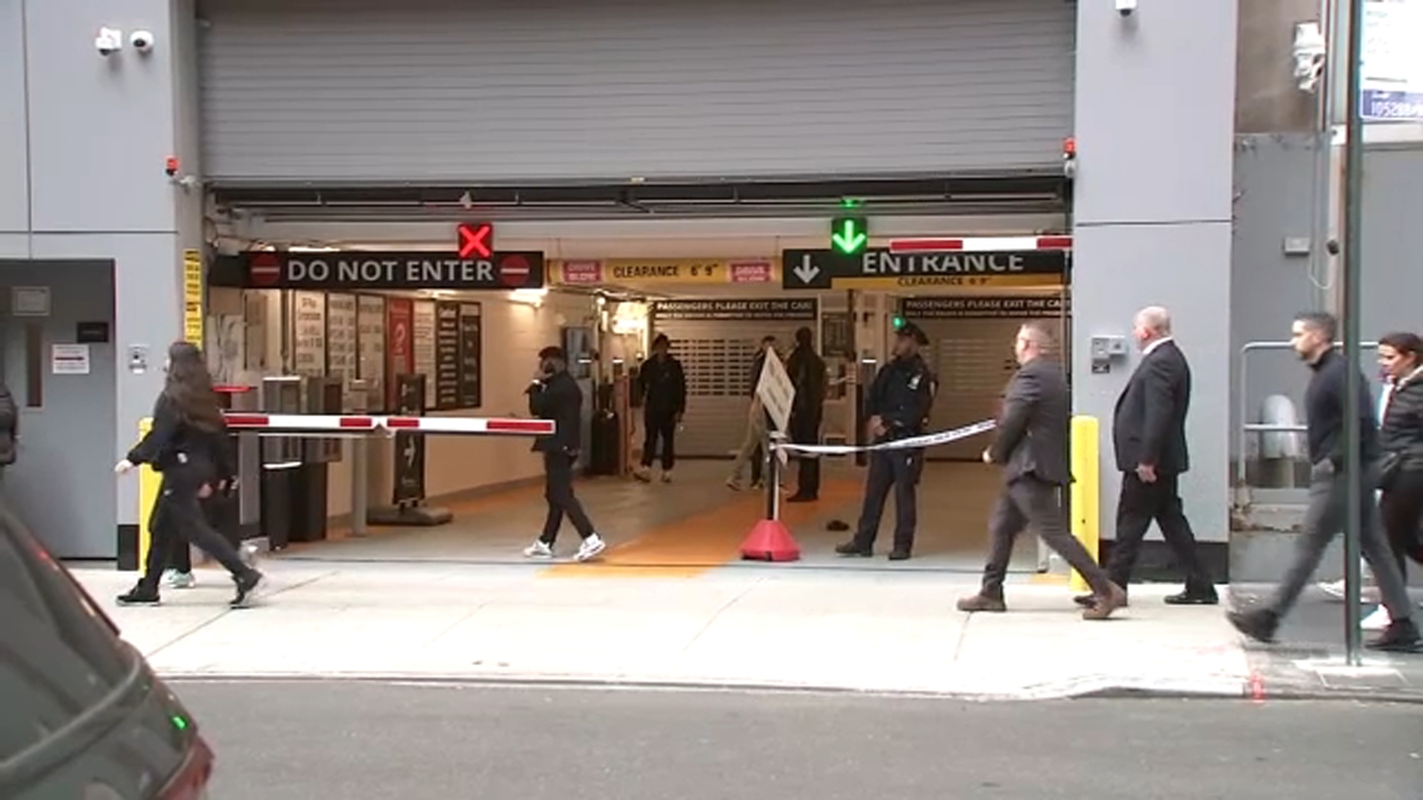 Parking garage attendant slashed after dispute with customer in Midtown