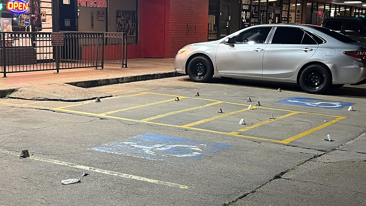 Victim runs into W. Houston Wingstop after he's shot twice, HPD says