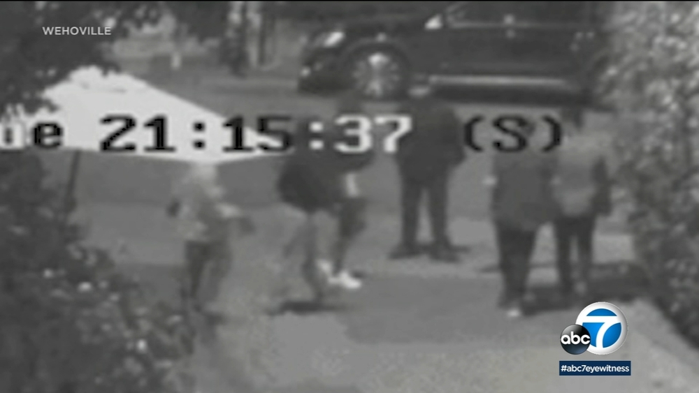 Suspects armed with apparent assault rifle rob victims in WeHo: Video