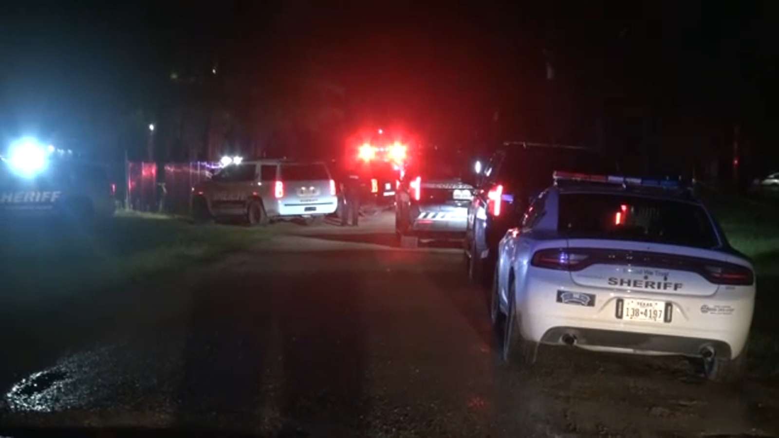5 people killed in Texas shooting gunman on the run police