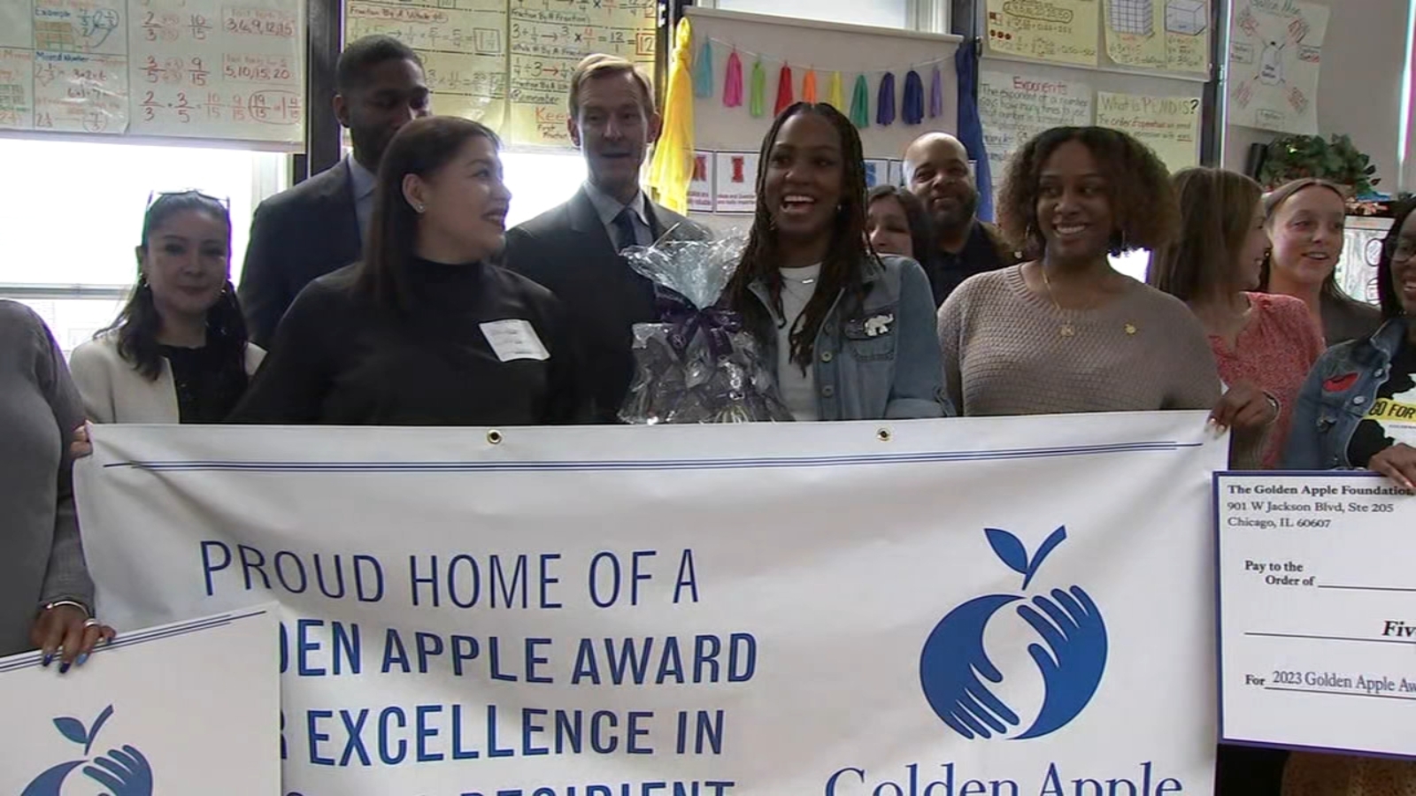 Marquette Park, Chicago elementary school teacher Anquineice Brown wins Golden Apple Award - Vimarsana News