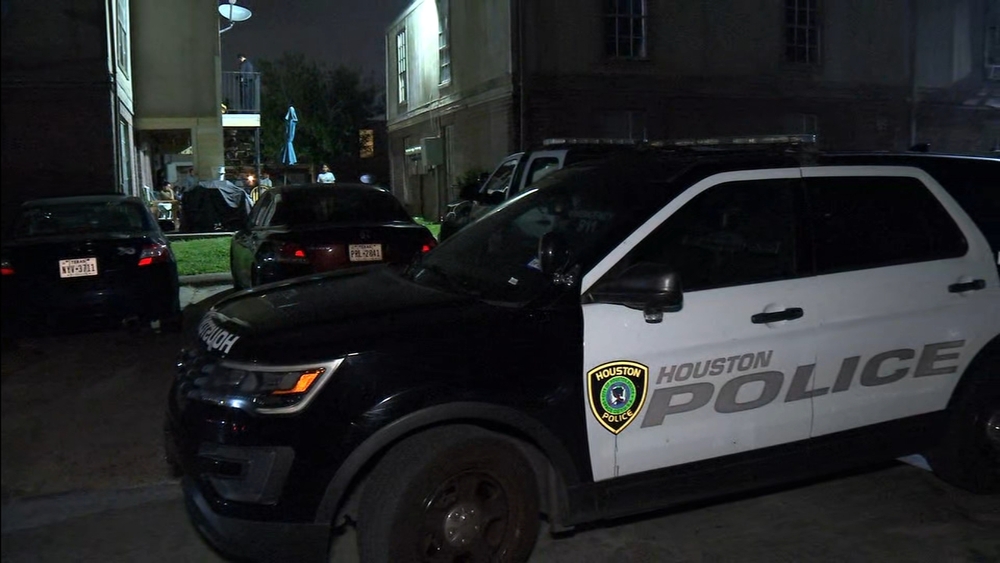 Infant dies after being left alone in tub in SW Houston, police say