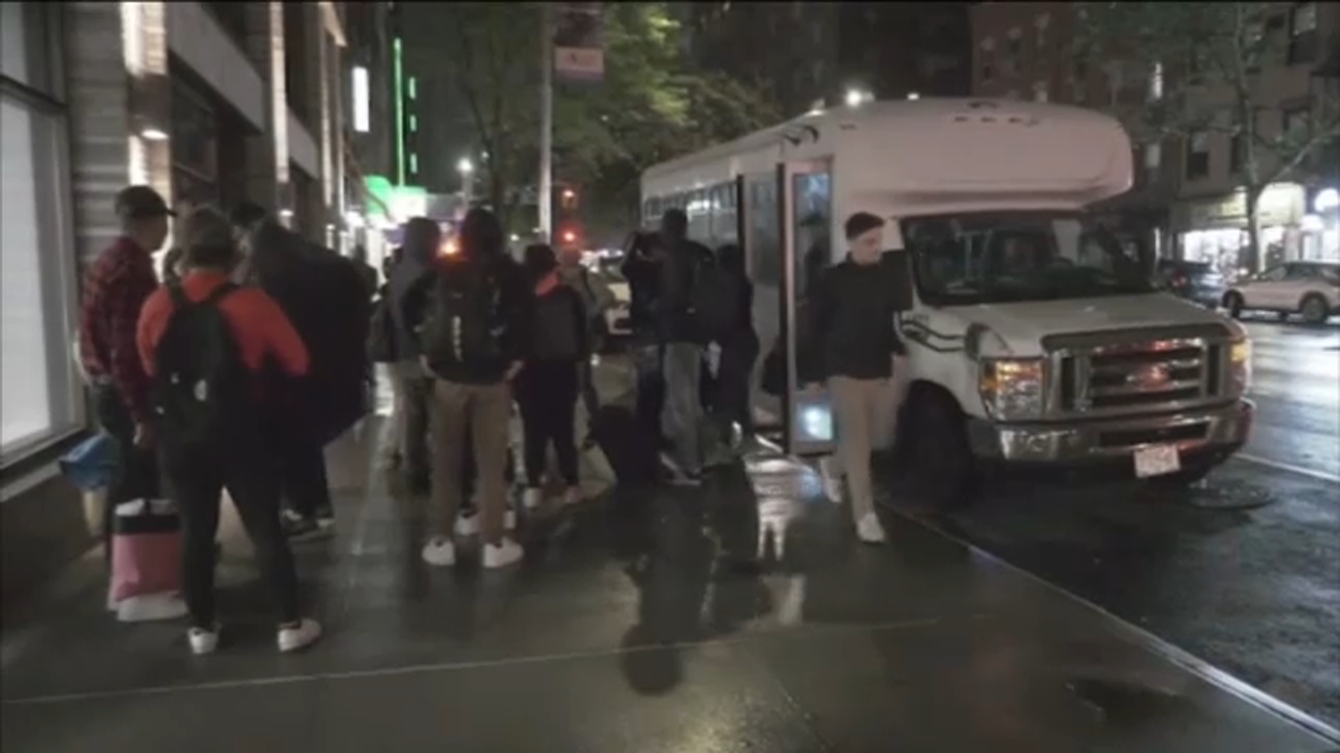 5 more buses of asylum seekers arrive in New York City