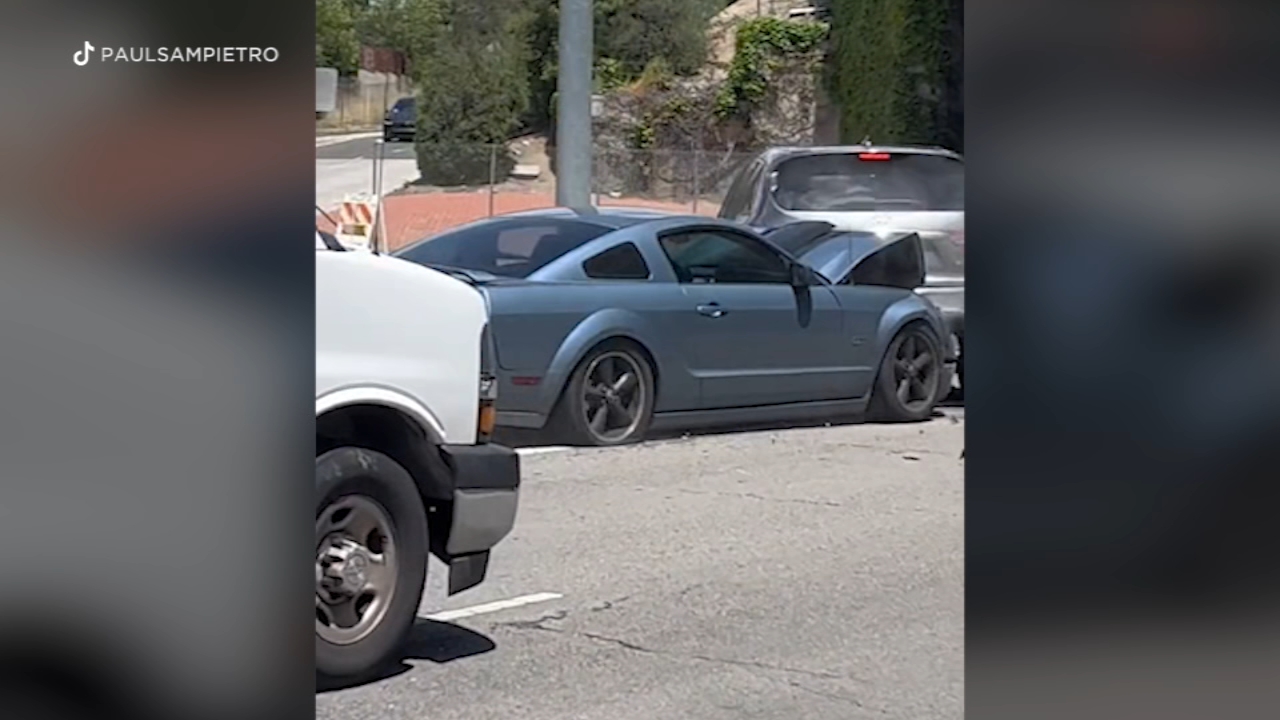 Woodland Hills: Conductor acusado de asalto tras chocar contra autos