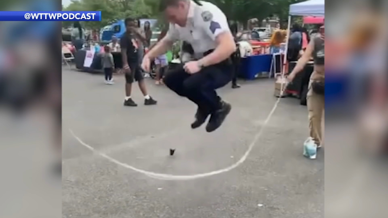 Philly officer shows off Double Dutch moves at community event