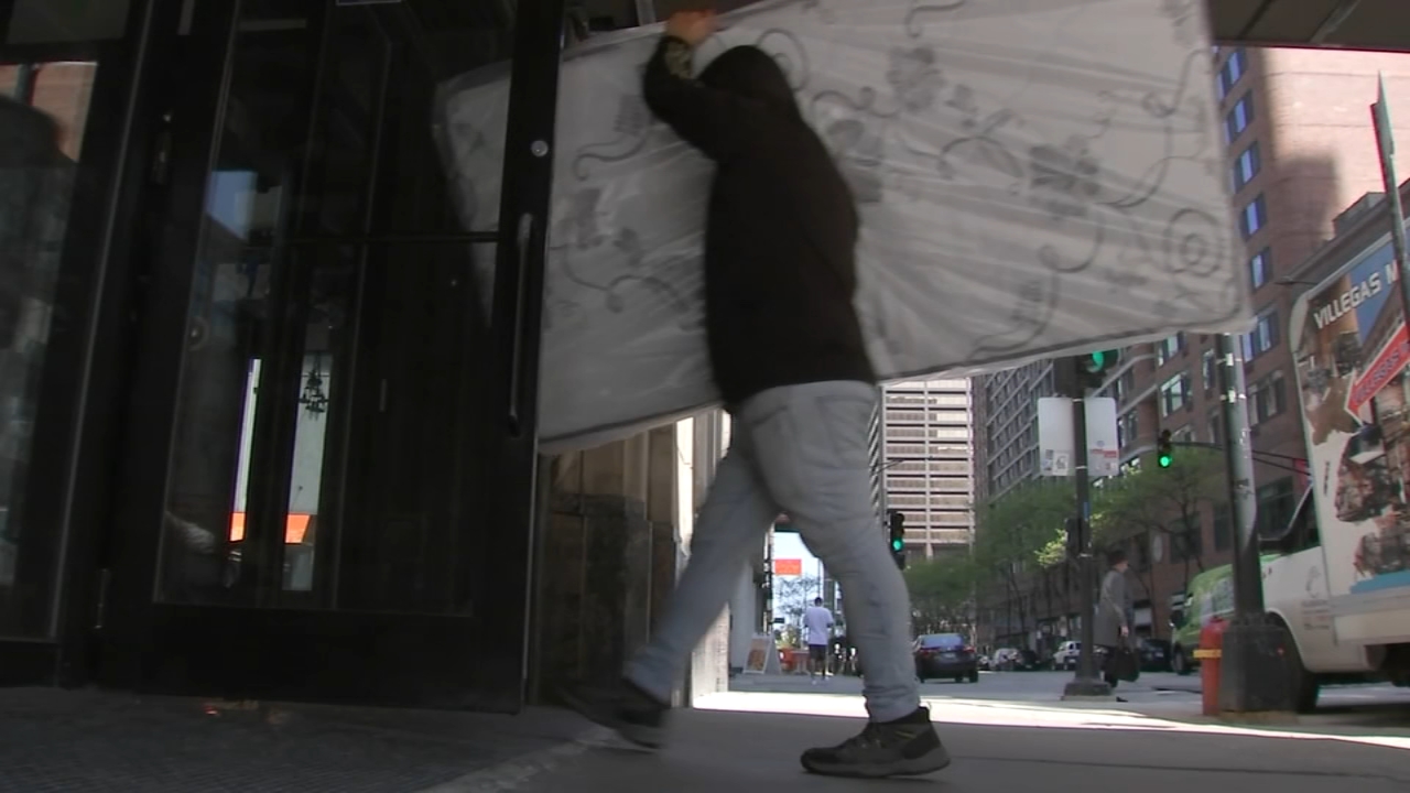Downtown Chicago hotel housing migrants amid surge