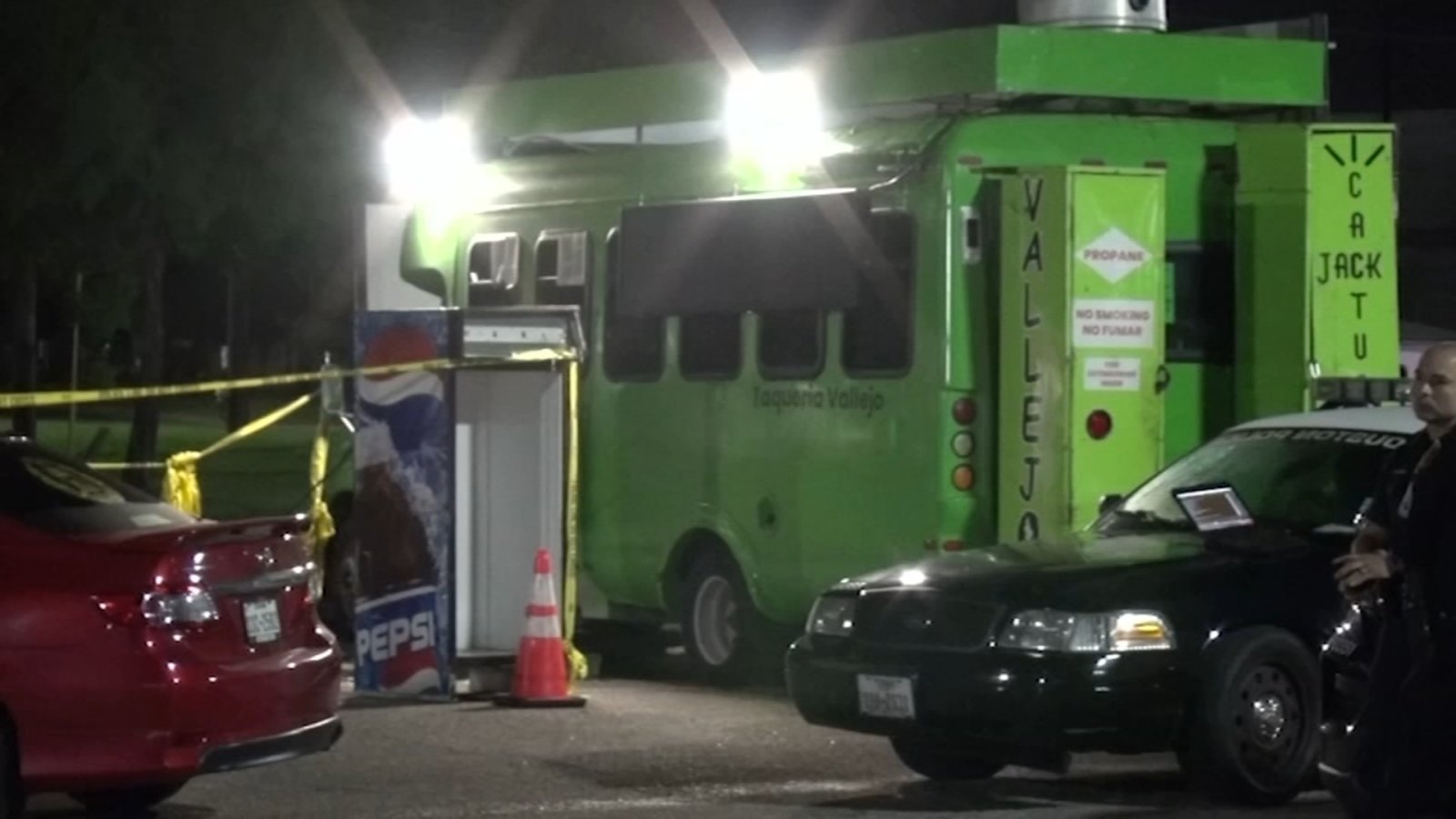Houston man shot while fighting off 3 armed robbers at taco truck on