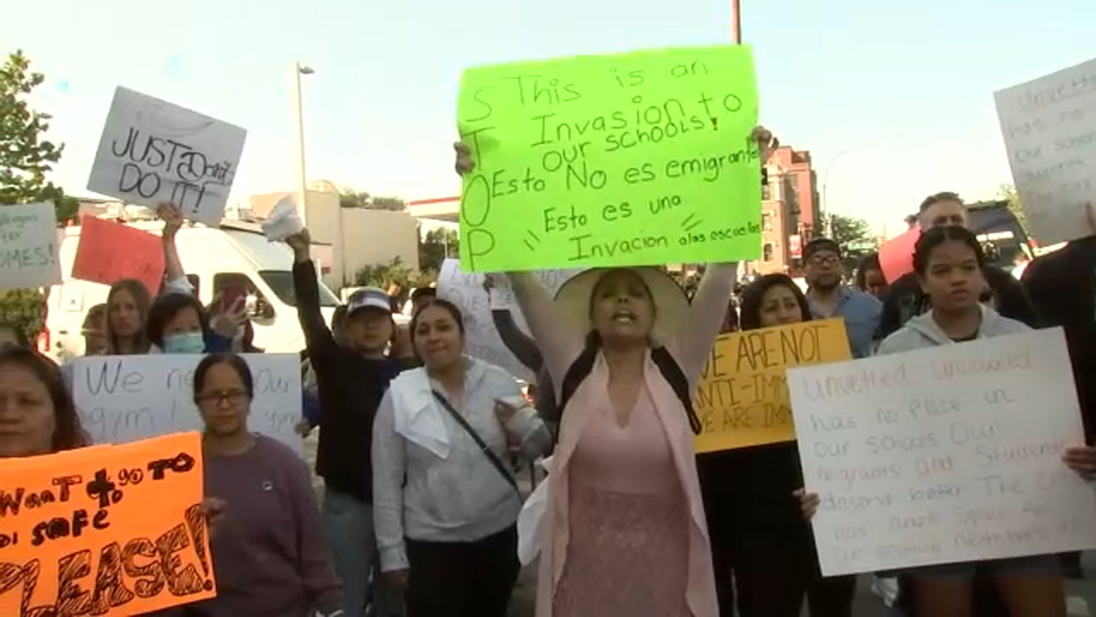 Parents protest migrant housing in school gyms at 'emergency meeting' as more migrants arrive in NYC - Vimarsana News