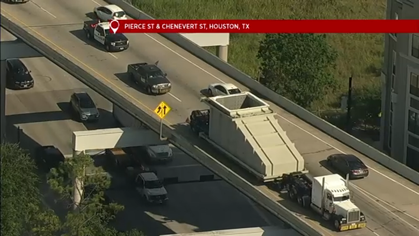 18-wheeler forced to go wrong way by HPD on I-45 northbound at Allen Parkway after carrying too tall load, video shows - Vimarsana News